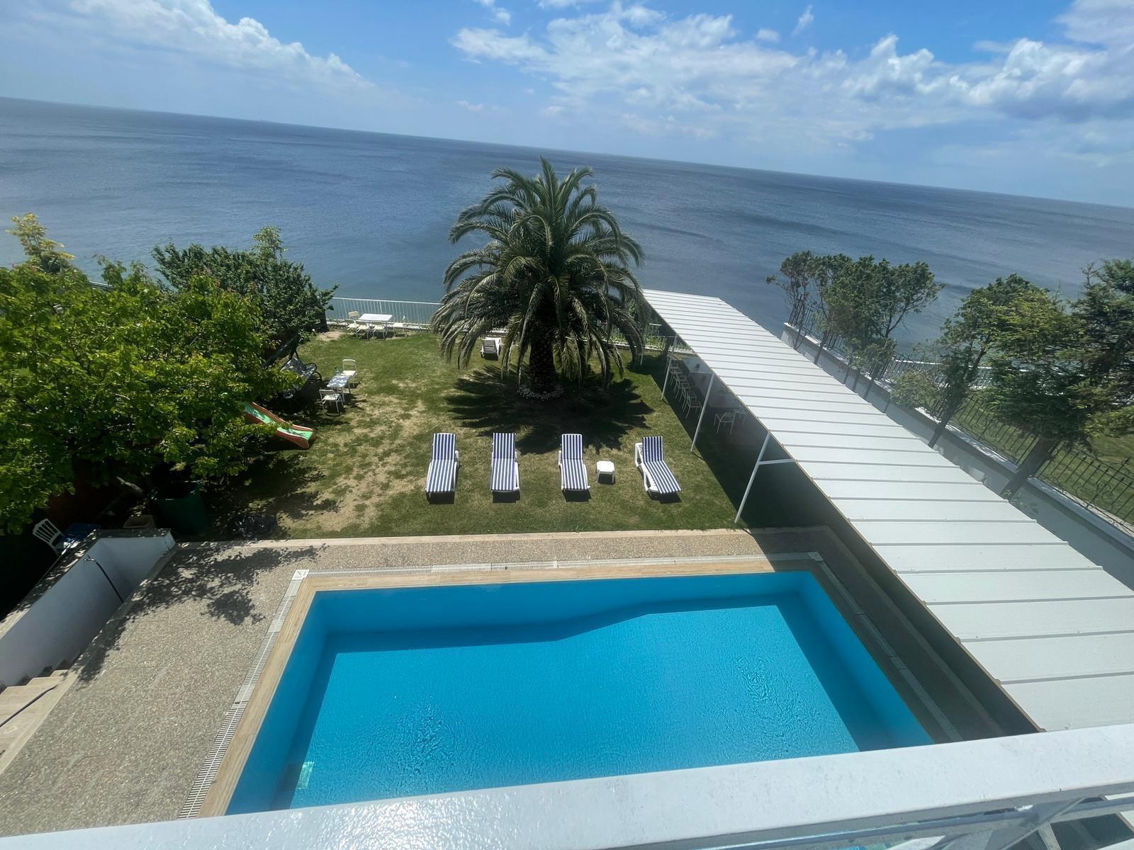 Villa World Istanbul — Havuz manzarası